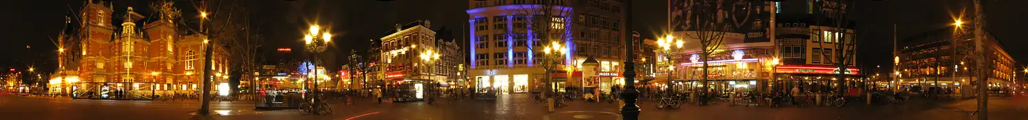Panorama van het Leidseplein bij nacht. Het gebouw geheel links is de Stadsschouwburg