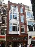 Winkel-bewoning in traditioneel bouwen met art-nouveau-invloed in detailleringsstijl