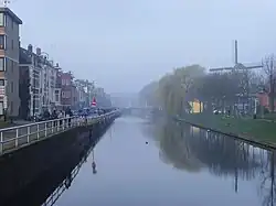 Leidseweg in de ochtend, rechts houtzaagmolen De Ster