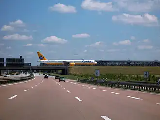 Een Boeing bij het overrijden van de rolbaanbrug West van de Luchthaven Leipzig/Halle. (2005)