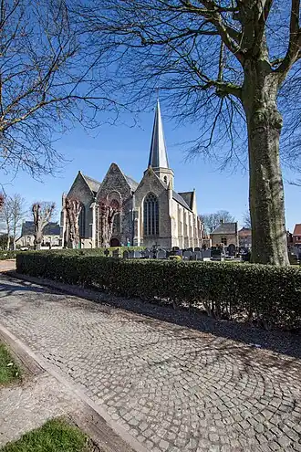 De Sint-Martinuskerk met kerkhof