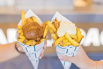 Twee puntzakken friet