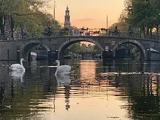 De Lekkeresluis gezien naar het zuiden met de Westertoren en de Prinsensluis in het verschiet. Oktober 2020.