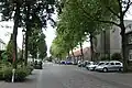 Hoofdstraat met kerk en Sint-Theresiaschool