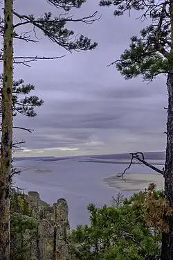 Gezicht vanaf de bovenzijde van de pilaren op de Lena