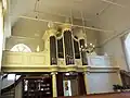 Herv.Kerk: Preekstoel, orgelkast en 2 koperen kronen
