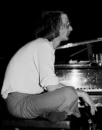 Leo Cuypers tijdens een "Klap op de Vuurpijl" concert, 1978.