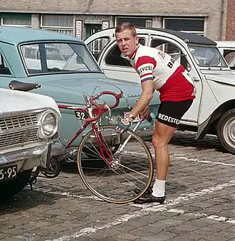 Leo van Dongen prepareert zich voor een Belgische koers (1967).