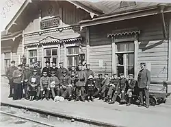 Duitse militairen op het station, 1918. De Russische naam Нейгаузенъ is vervangen door de Duitse naam Neuhausen