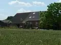 Langgevel boerderij bestaande uit een woon- en stalgedeelte.