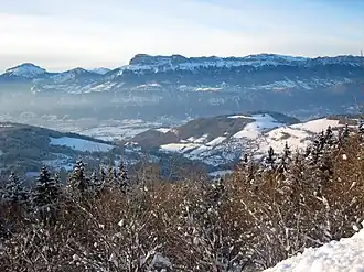 Gezicht op Les Adrets en het Massif de la Chartreuse