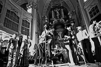 Les Humphries Singers tijdens een optreden in een kerk te Hamburg (1972)