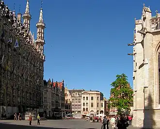 De Grote Markt met links het stadhuis en rechts de Sint-Pieterskerk