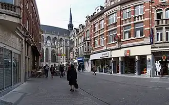 Diestsestraat richting stadscentrum met op de achtergrond de Sint-Pieterskerk