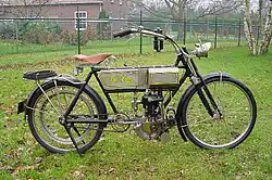 Lewis uit 1910 met een eigen 375cc-zijklepmotor