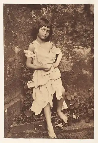 Alice Liddell op een foto genomen door Lewis Carroll in 1858.