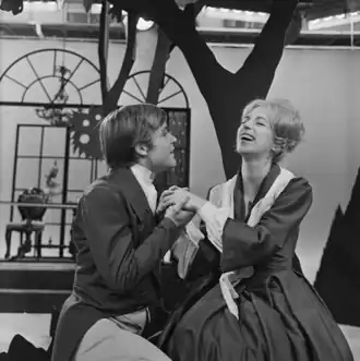 Lex Schoorel en Ina van der Molen in 1967 tijdens opnamen van het televisiespel 'Cècile, of School voor vaders'