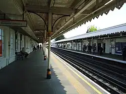 De sporen en perrons gezien vanaf de toegangstrappen.