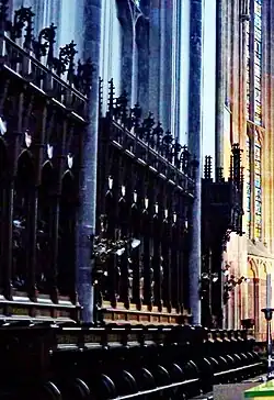 Neogotische koorbanken en oude bisschopszetel