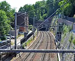 Spoorlijn 34 in Luik, met op de achtergrond de ingang van de Tunnel Sous Pierreuse