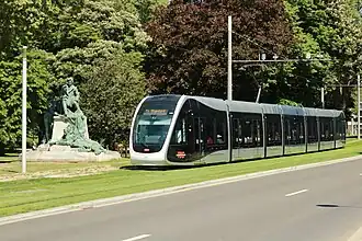 Tram T1 op de Boulevard d'Avroy, bij het standbeeld van Charles Rogier