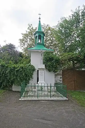 Klokkentoren en kruis op het dorpsplein (2014)
