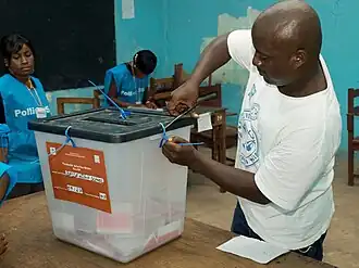 Het tellen van de stemmen na verkiezingen in Liberia.