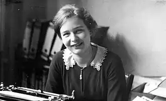 Libertas Schulze-Boysen zittend aan haar bureau bij Metro-Goldwyn-Mayer (1933)