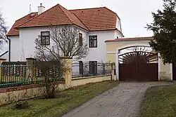 Huis met toegangspoort