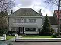 Villa met grote voortuin