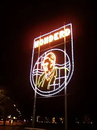 Een afbeelding van Frits Philips in de Lichtjesroute van 2005, ter gelegenheid van zijn honderdste verjaardag