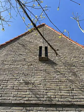 Lichtstroken met dorpel in de topgevel aan de achterzijde.