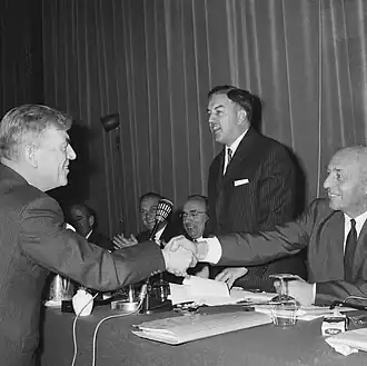 Sicco Mansholt (zittend) terwijl hij Alfred Mozer feliciteert (13 november 1965)