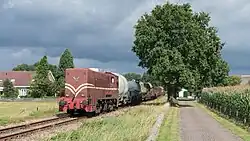 NS 2299 (VSM) met goederentrein 785 naar Beekbergen te Lieren; 4 september 2016.