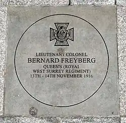 De gedenksteen op het stationsplein.