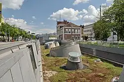 De groene daken met daklichten boven de perrons.