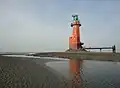 De vuurtoren bij eb