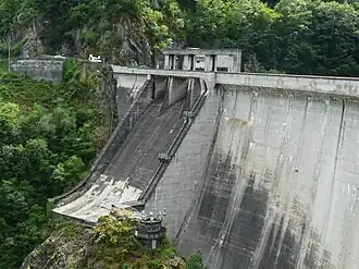 Noodoverlaat met skischans