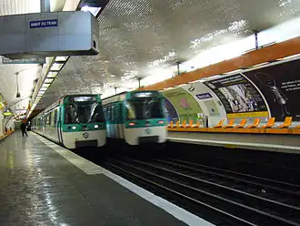Twee metrostellen van het type MF 77 in het station