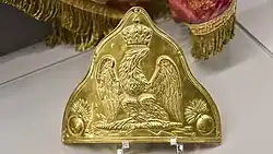 Voorplaat berenmuts van een grenadier van de Keizerlijke Garde in het Ligny 1815 Museum