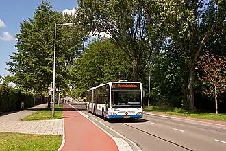 Op de Nobelweg bij Intratuin: Gelede bus lijn 37 richting Amstelstation in Amsterdam (2014)