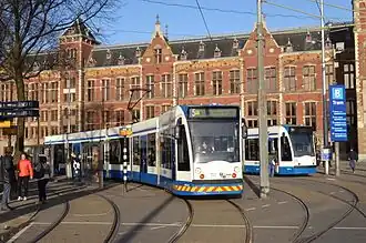 Combino in tweerichtinguitvoering voor de Amstelveenlijn bij het Centraal Station in Amsterdam.