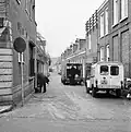 De Lijnbaanstraat in 1980 met links in beeld het huidige pand uit 1900.