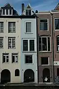 Pand met gepleisterde lijstgevel aan de Oudegracht zijde