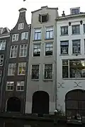 Pand met gepleisterde gevel met moderne verhoging aan de Oudegracht gelegen