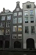 Pand met hoge klokgevel aan de zijde der Oudegracht