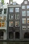 Pand met lijstgevel aan de zijde der Oudegracht