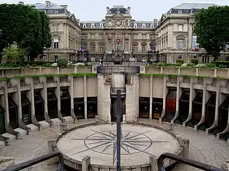 Onder de "krater" waar de metro zich bevindt, boven het plein met de Prefectuur.