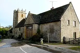 Grote schuur dicht bij de dorpskerk