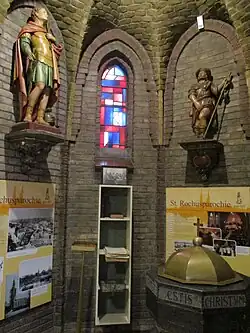 Interieur met beelden Sint-Sebastiaan en Sint-Rochus